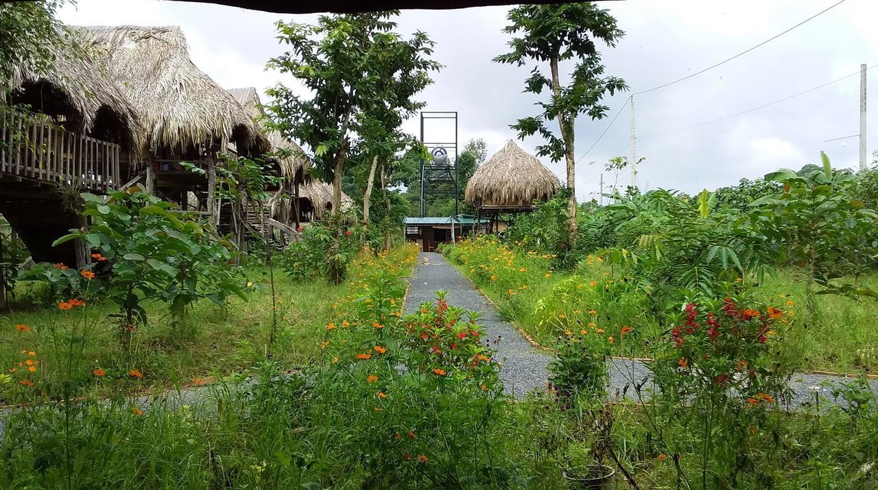 Villa Sunny Field Eco Stilt House Cat Tien Exterior foto